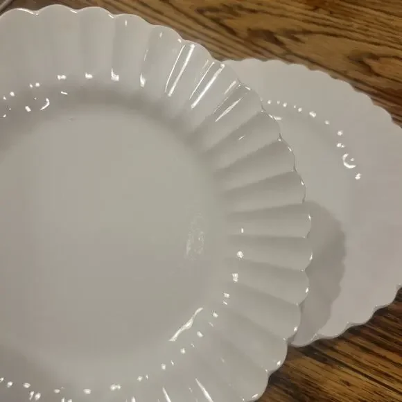 2 J & G Meakin England Classic White Pie Desert Plates RARE Scalloped EXCELLENT - Picture 2 of 5